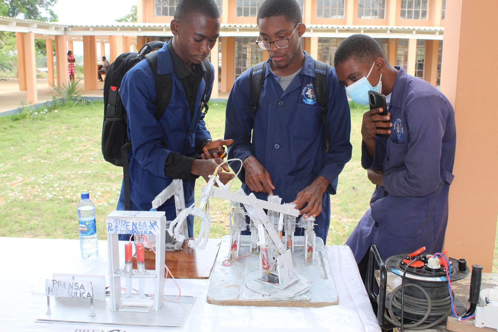 Programa STEM transforma escolas do Soyo em Centros de Inovação Científica