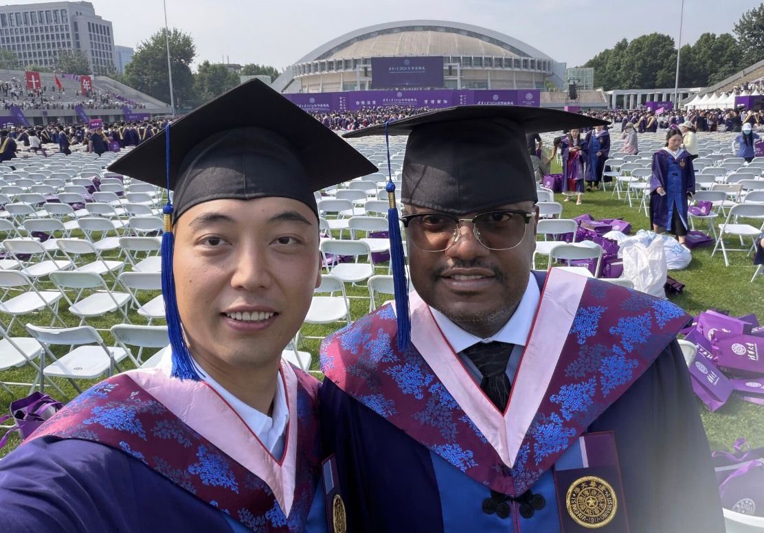 Osvaldo Lemos Macaia recebe diploma da Tsinghua e da INSEAD após concluir Mestrado em Gestão e Administração de Empresas