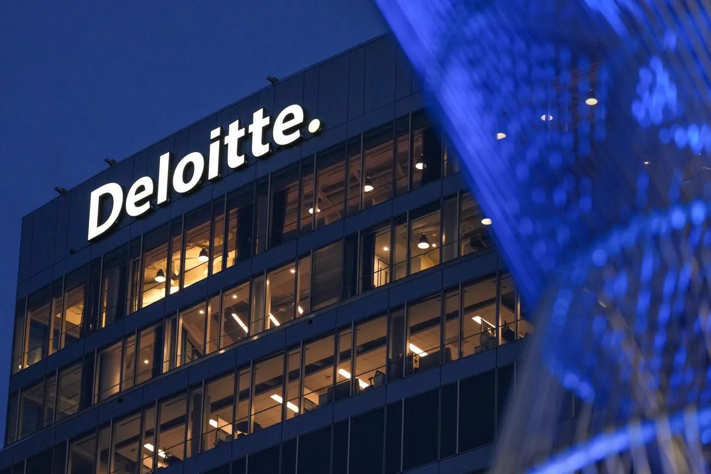 Auditoria de bancos angolanos: Deloitte perde terreno, EY ganha destaque