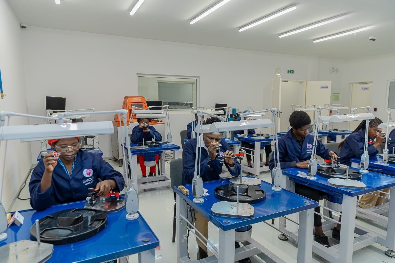 Nova fábrica de lapidação reforça posição de Angola no mercado mundial de diamantes